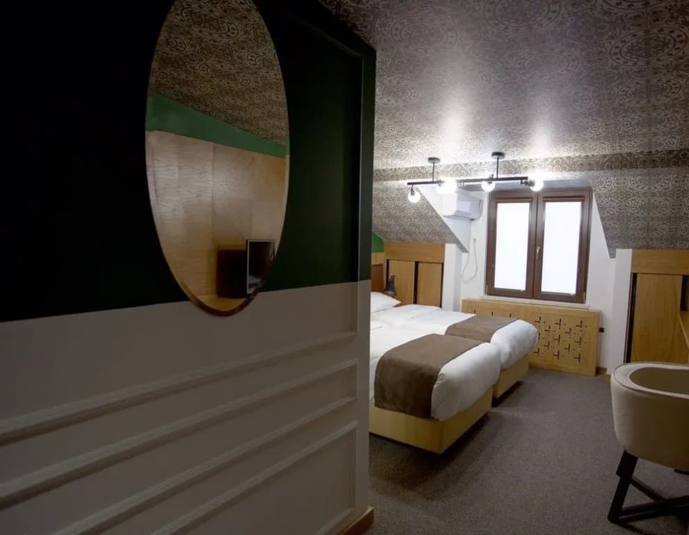 Crowns Hotel - photo 2