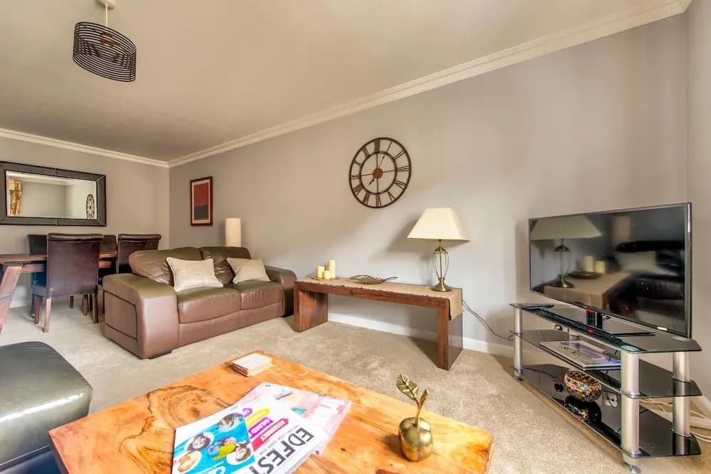 Gorgeous 2BR City Centre Apt with Parking - photo 3