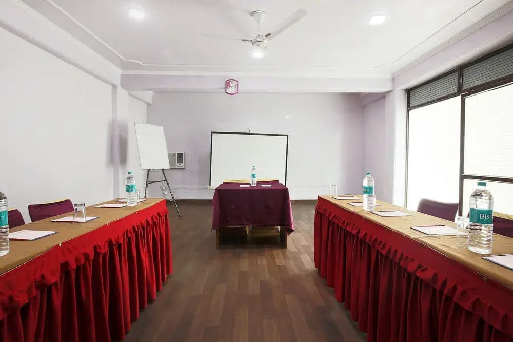 FabHotel Kailash Colony Metro Station - photo 12