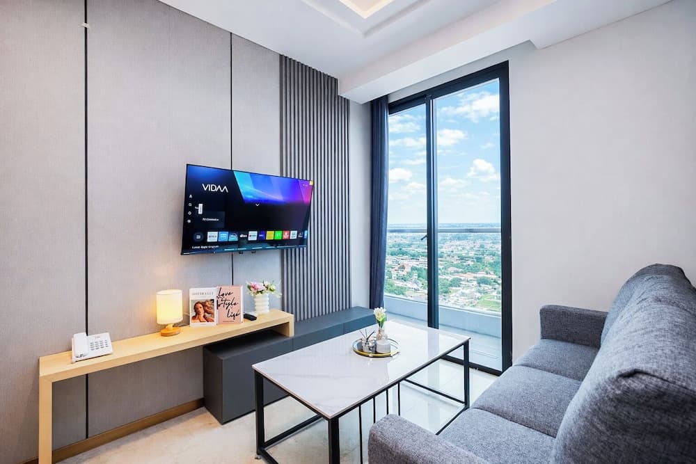 White Tone 2Br With City View At Capitol Suites Apartment - photo 17
