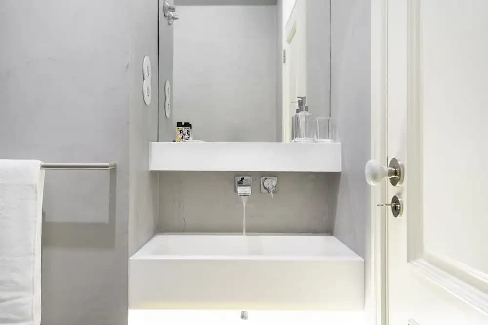JOIVY Luxurious 2BR Apt w/street view, 2mins to Santa Justa Lift - photo 8