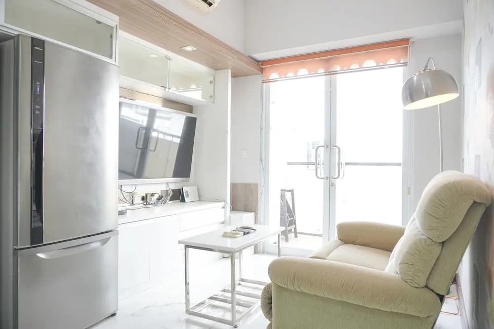 Warm And Comfort Living 1Br At 8Th Ambassade Kuningan Apartment - photo 2