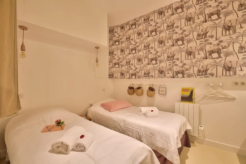 New Stunning 4 Bdrs Apt, With AC – Le Marais - photo 6