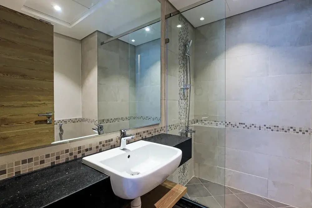 Spacious 2BR Apt Maids Elegance - photo 21