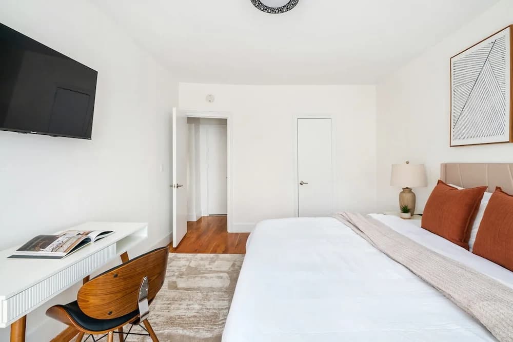 444-4e Contemporary 2BR in Hell s Kitchen - photo 4