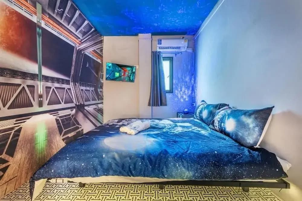 Space Station Hostel - photo 16