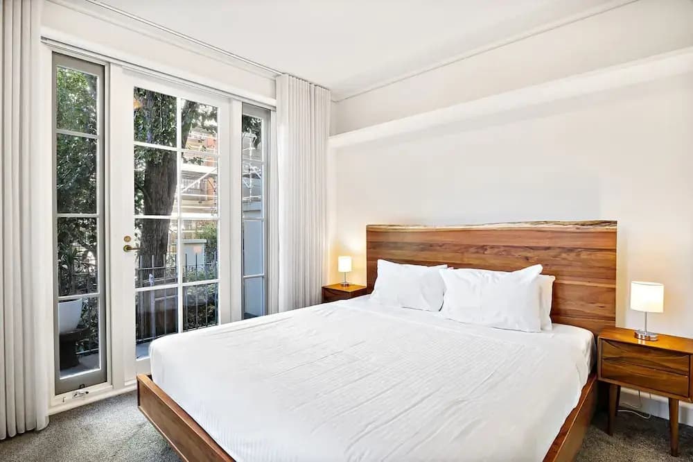 Modern East Melbourne 2-bed Apartment With Parking - photo 1