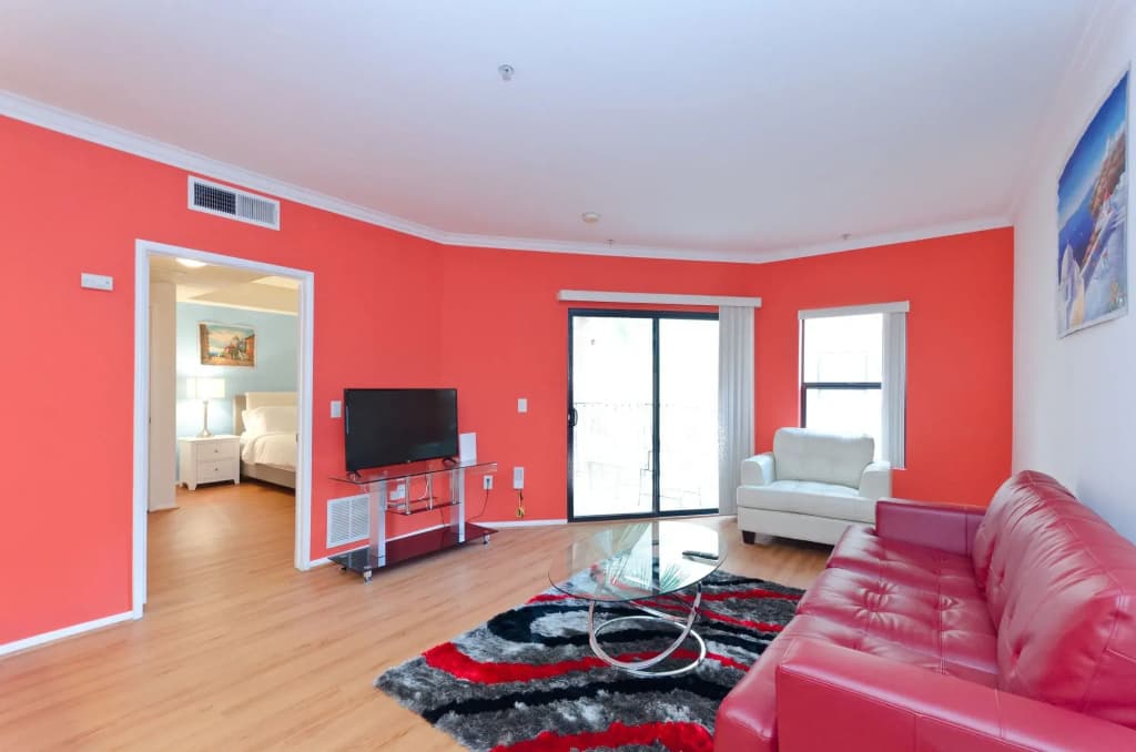 Deluxe Wilshire Apartments - photo 8
