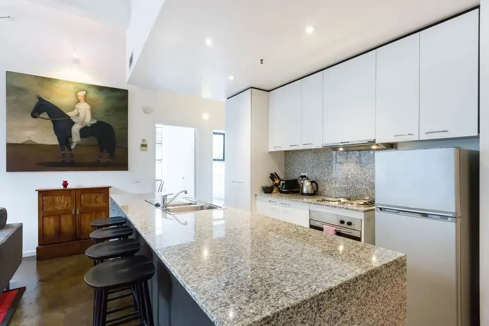 CYNTHIA, 2BDR Melbourne Apartment - photo 10