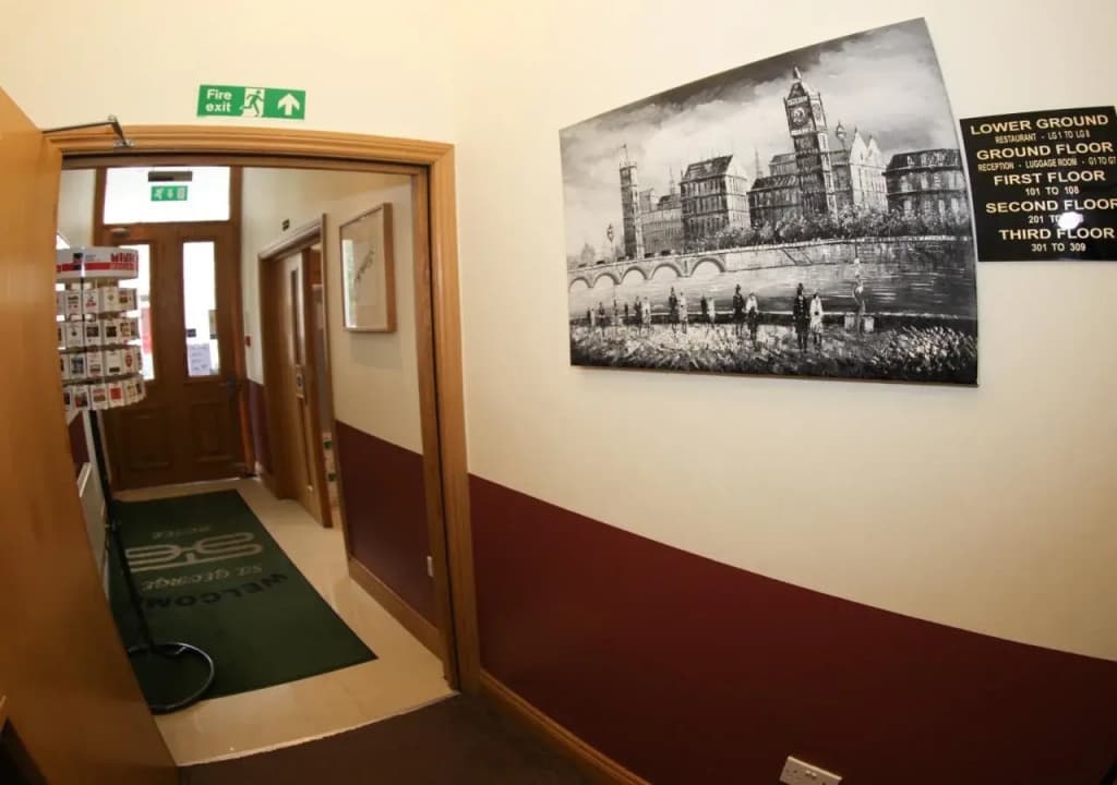 Brit Hotels Earls Court - photo 12