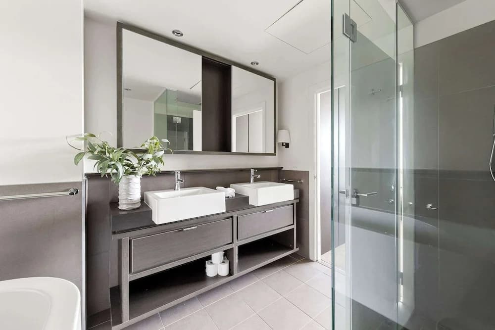Harbour View 2BR Docklands Apt Near Marvel Stadium - photo 10