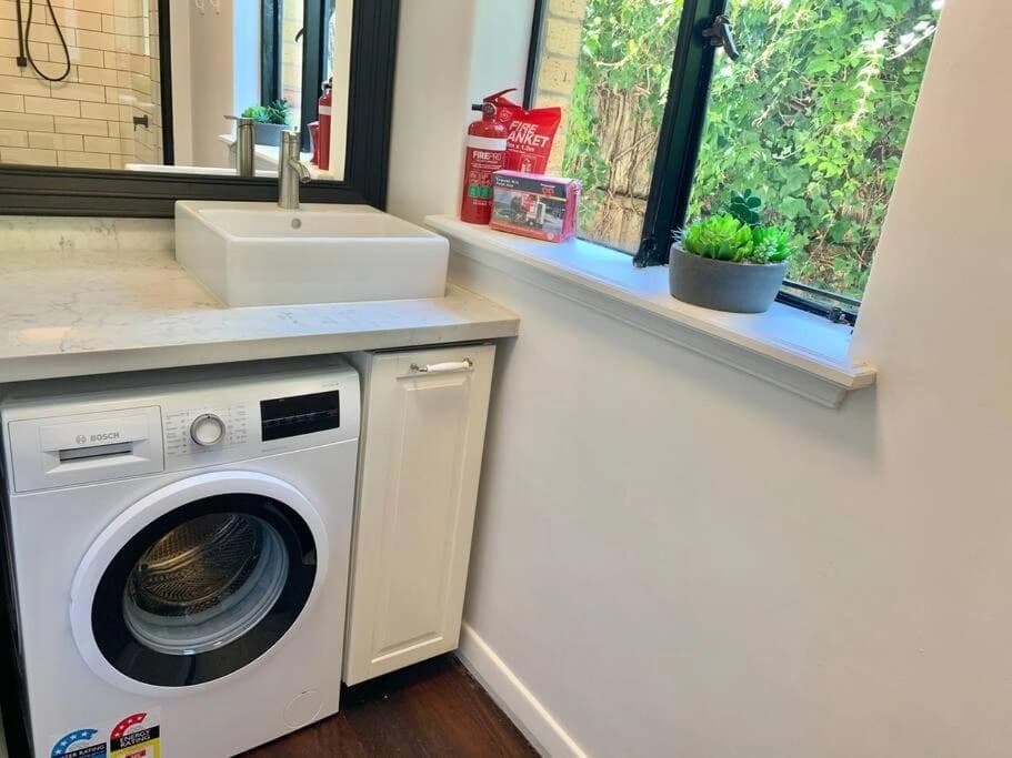Stylish Private Studio, Close to Beach, WIFI, Parking - photo 11