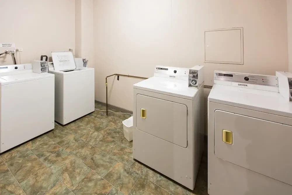 Econo Lodge City Square - photo 4