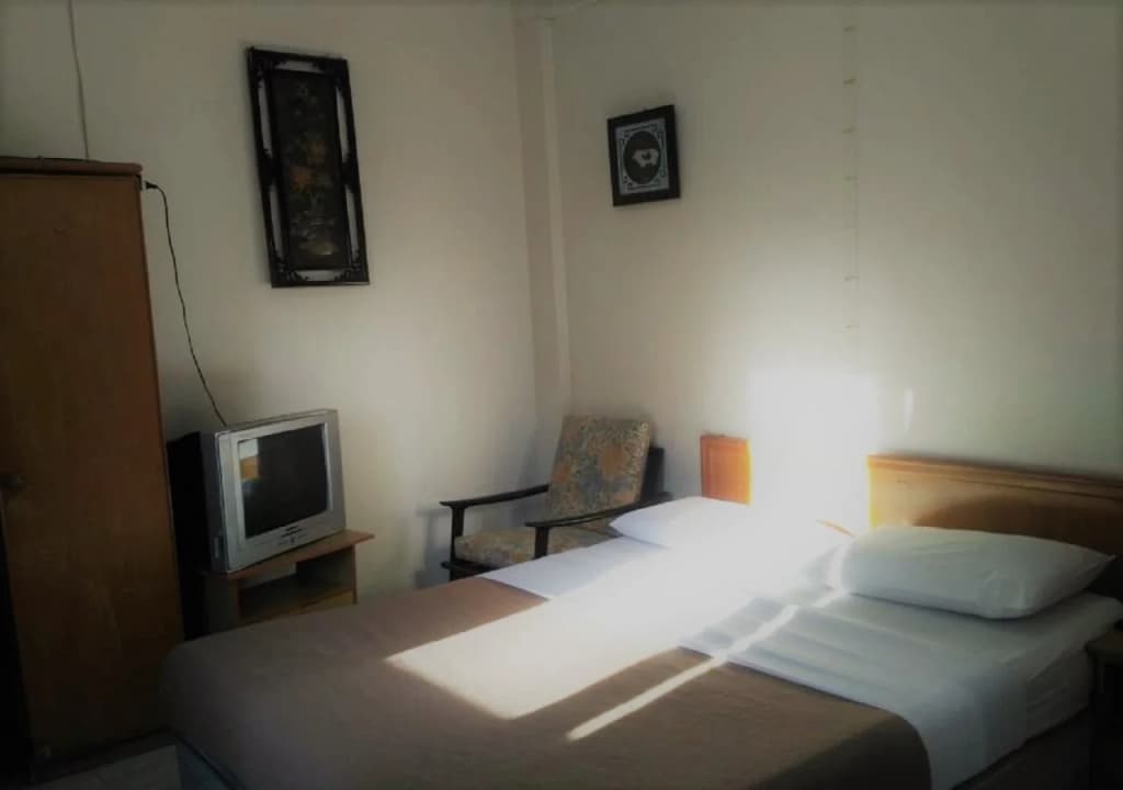 Ang's Hotel - photo 2