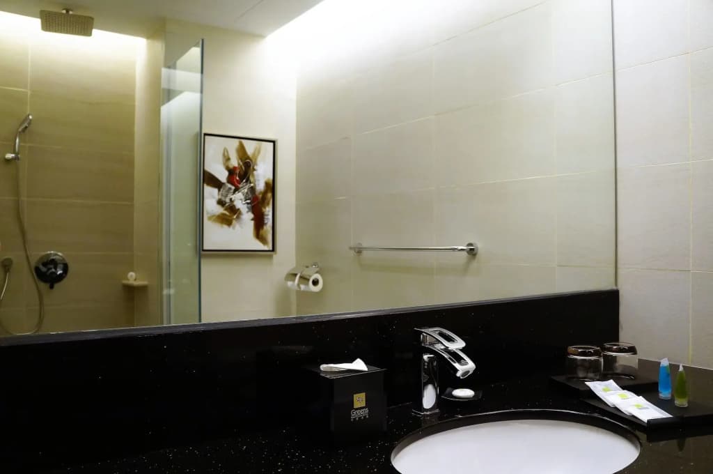 Greens Hotel & Suites - photo 8