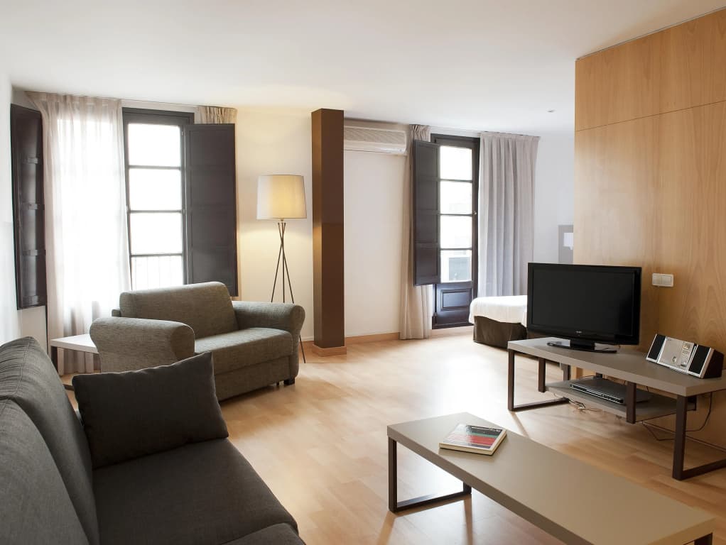 Aspasios Plaza Real Apartments - photo 3