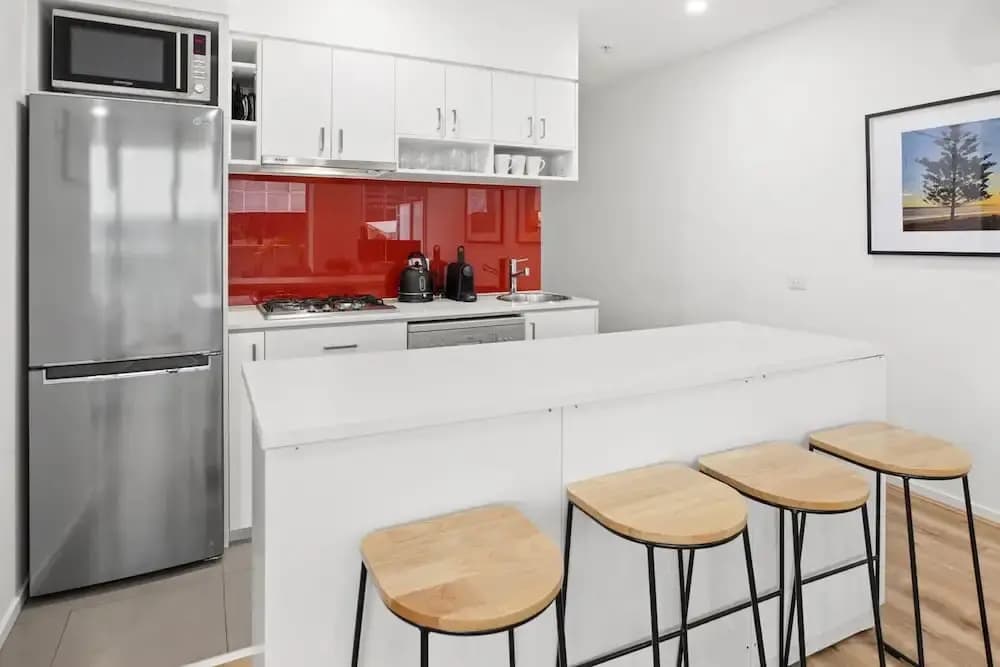 Sleek South Yarra 2-bed With Alfresco Dining - photo 11