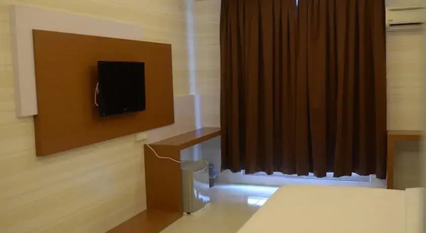 Happy 92 Hotel Lumut - main photo