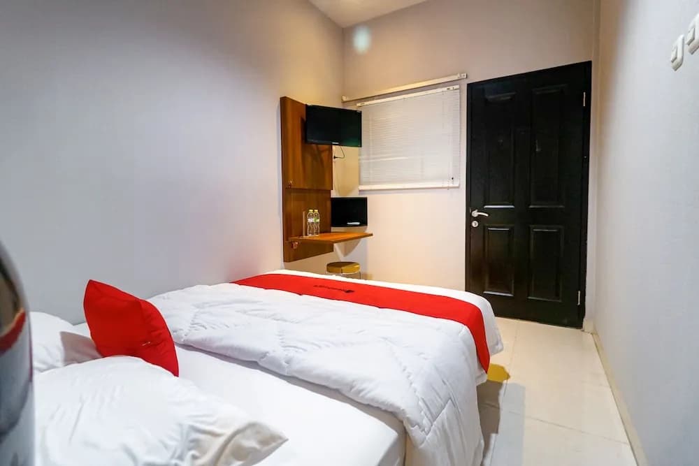 RedDoorz near Kebon Jeruk Jakarta - photo 6