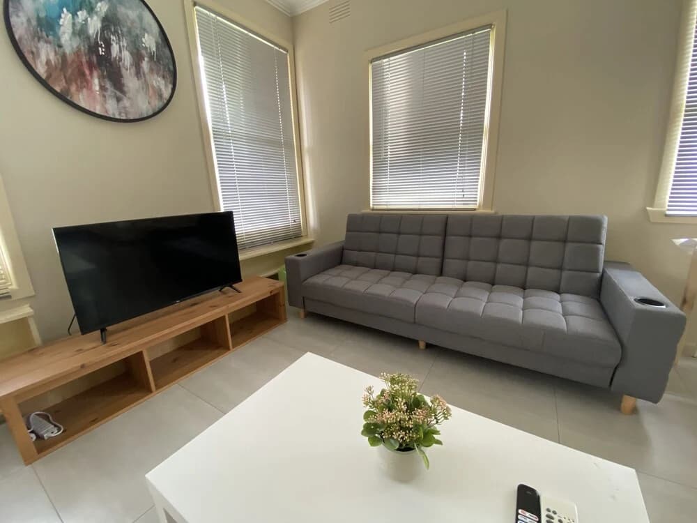 Mitcham train station  2 bedrooms unit - photo 3