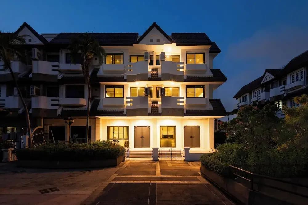 Luxury 5BR Poolhouse & Theater - 2mins to BTS - photo 1
