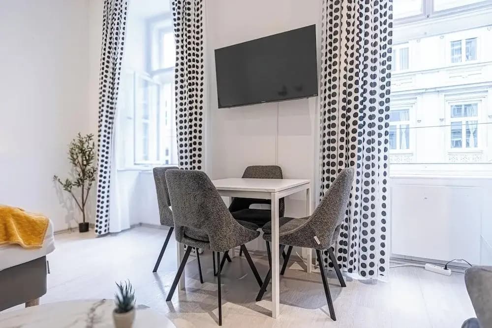 Modern 1BR Apartment Central Location - photo 8