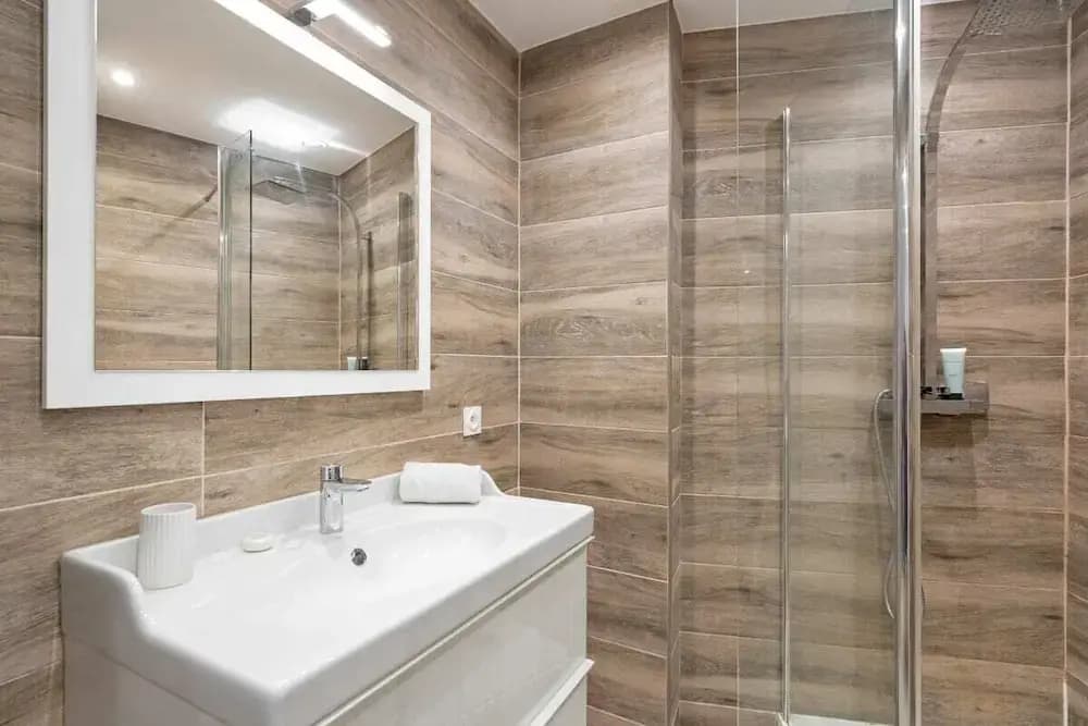 Bright 1-Bed Apartment, Perfectly Located in Paris - photo 8