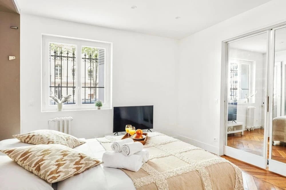 Bright Parisian 1BR by Champs - photo 5