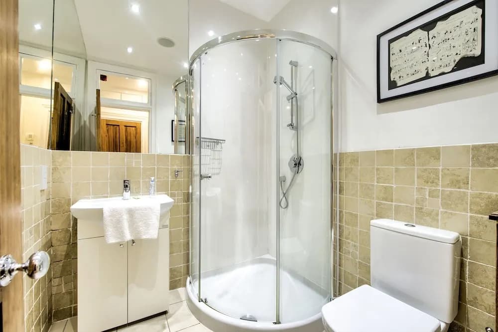St Stephen Street Apartment - photo 8