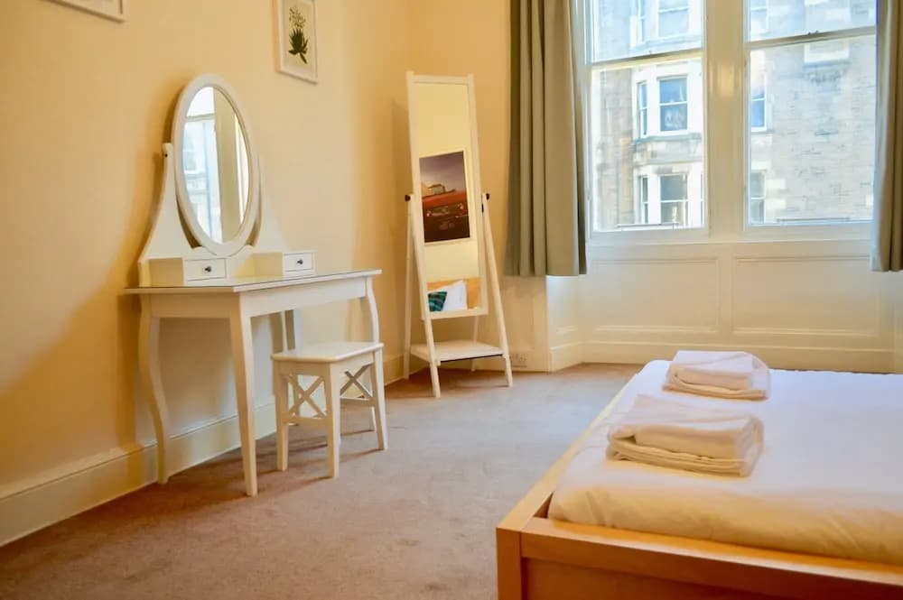3 Bedroom Bruntsfield Flat - photo 14