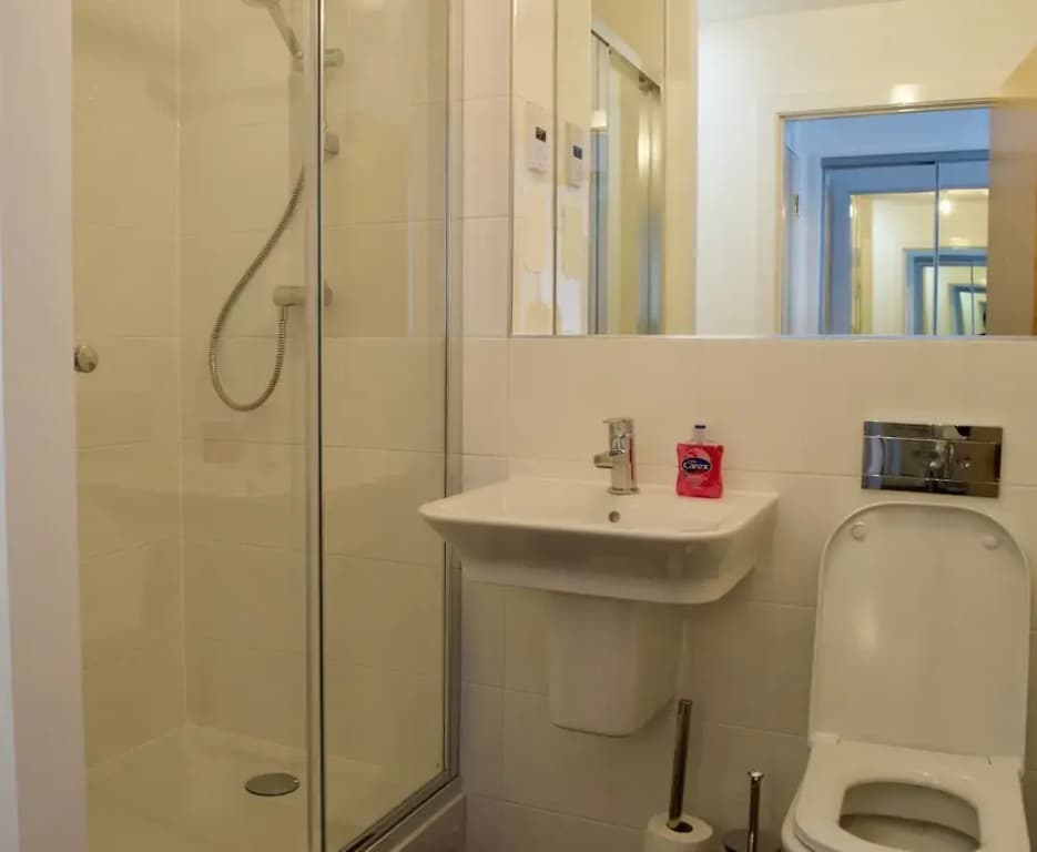 2 Bedroom Flat In Edinburgh - photo 8