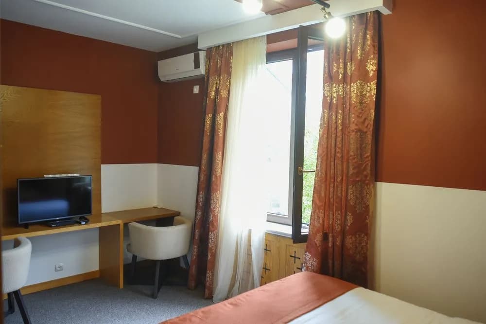 Crowns Hotel - photo 6