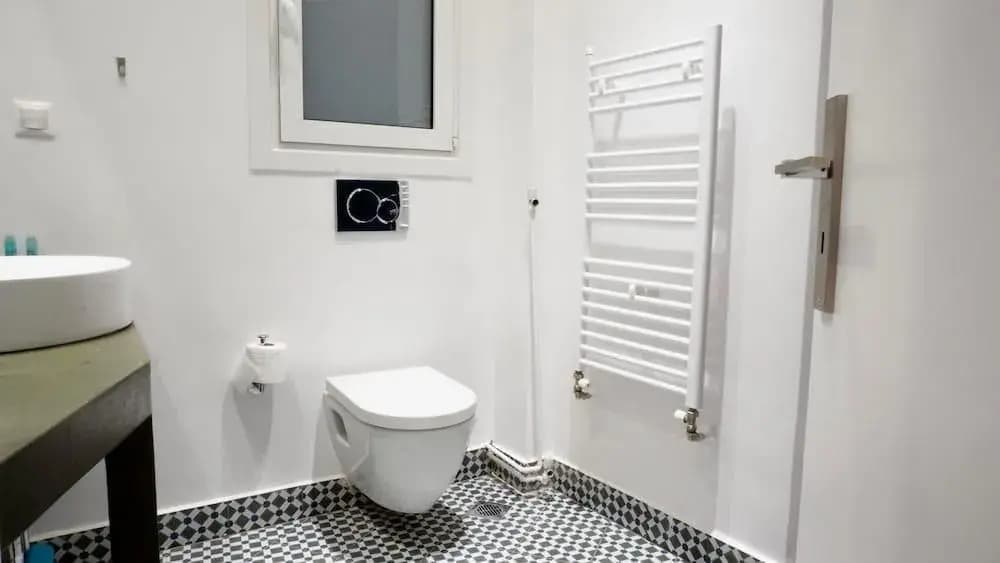 Modern Central Fully Equipped Apt - photo 8