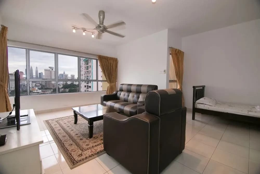 Comfy 3BR Home With Klcc View - photo 5