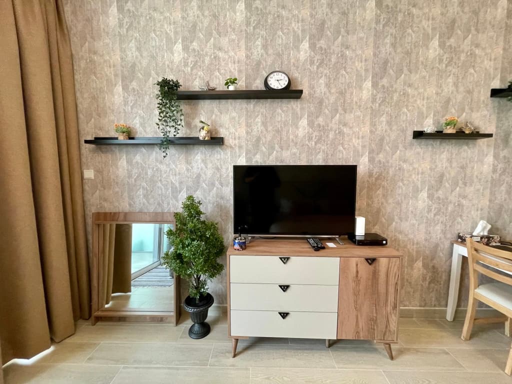 Spacious & Cute Studio with Balcony - photo 2