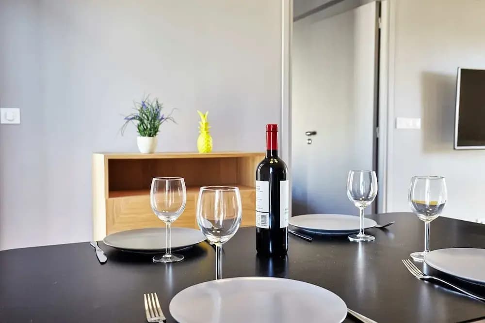 Stunning 2BR Home With Balcony in Batignolles - photo 13