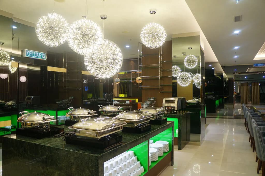 Greens Hotel & Suites - photo 20