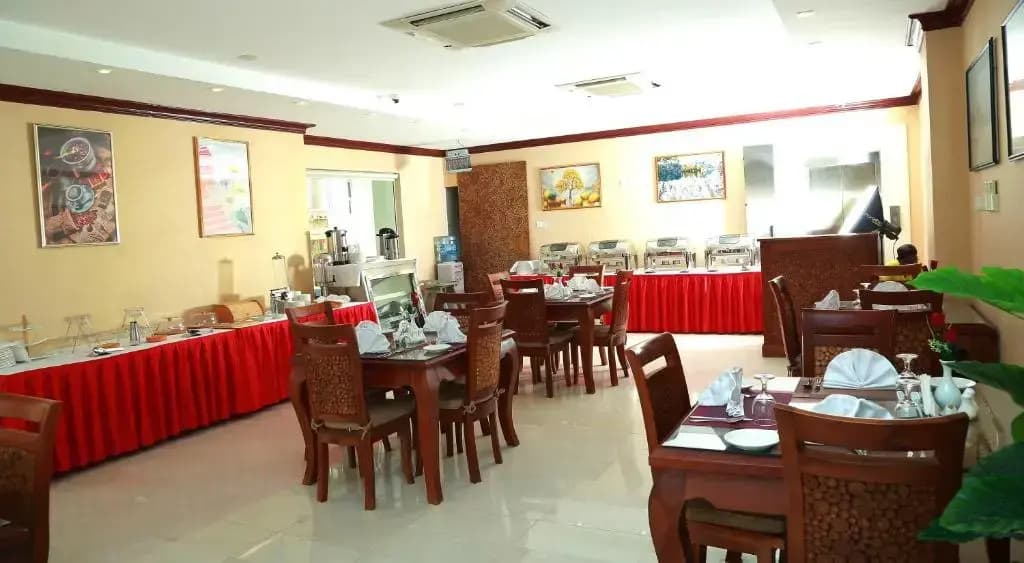 Royal Hotel - photo 12