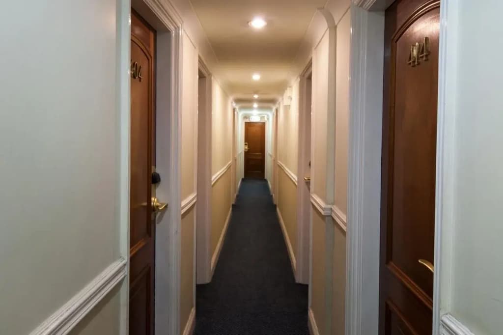 Royal Eagle Hotel - photo 8