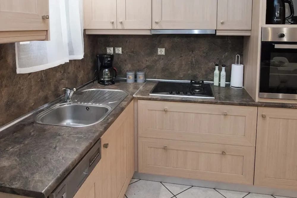 Elegant Spacious 2 Bd Apt in Petralona - photo 21