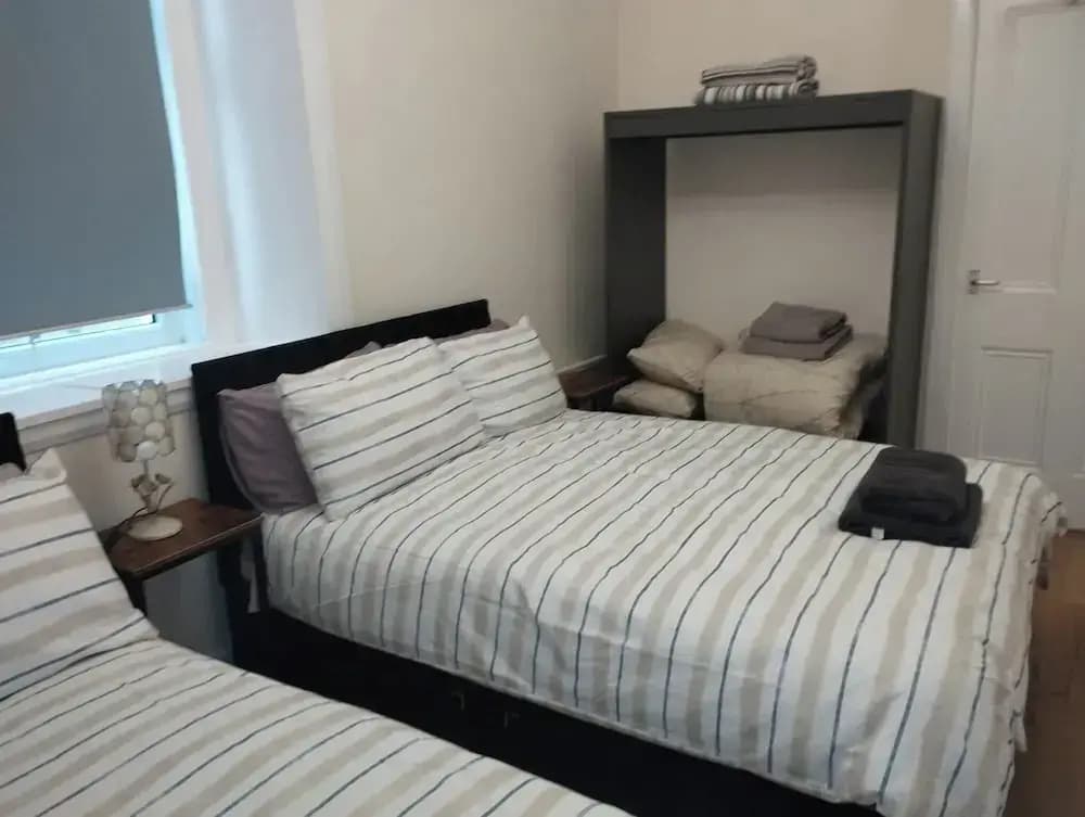 Central Edinburgh Flat Sleep 6, Minutes From old Town - photo 3