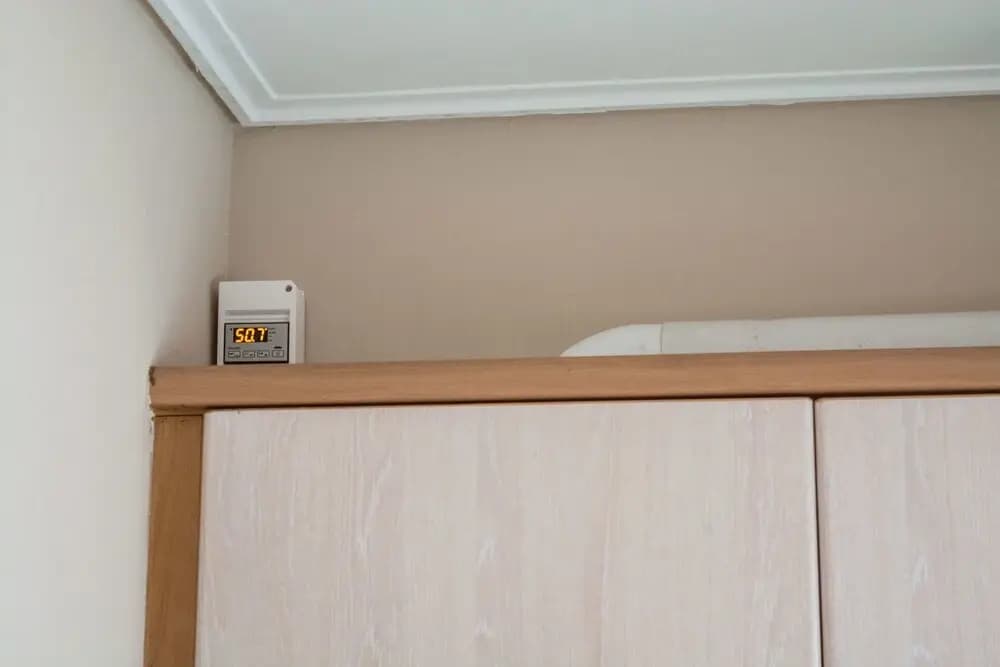 Aphrodite 6th flr apt 5' from metro - photo 3