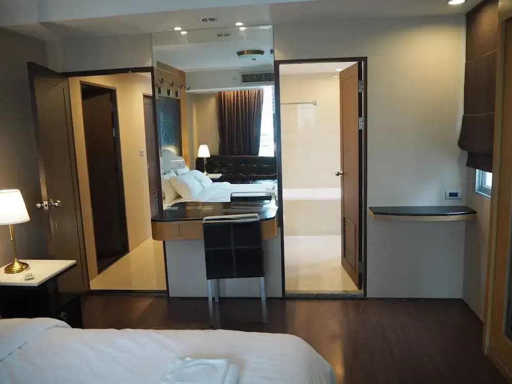 7B - 5 Bedroom Downtown Penthouse With Shared Pool - photo 6