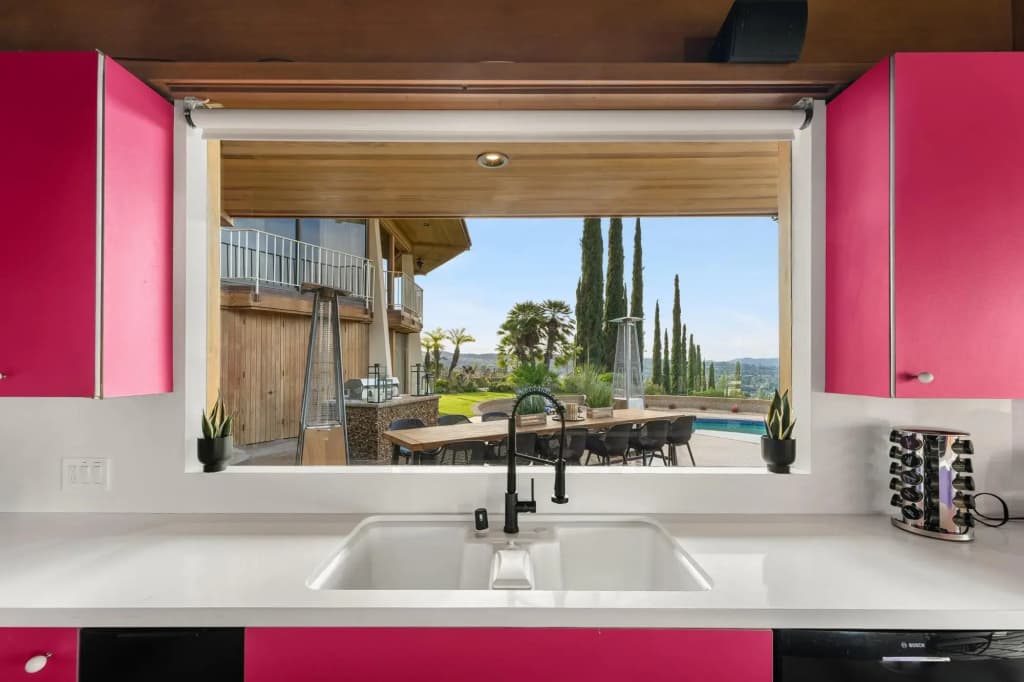 Via Vallarta - An Architecturally Significant California Modern Home - photo 3