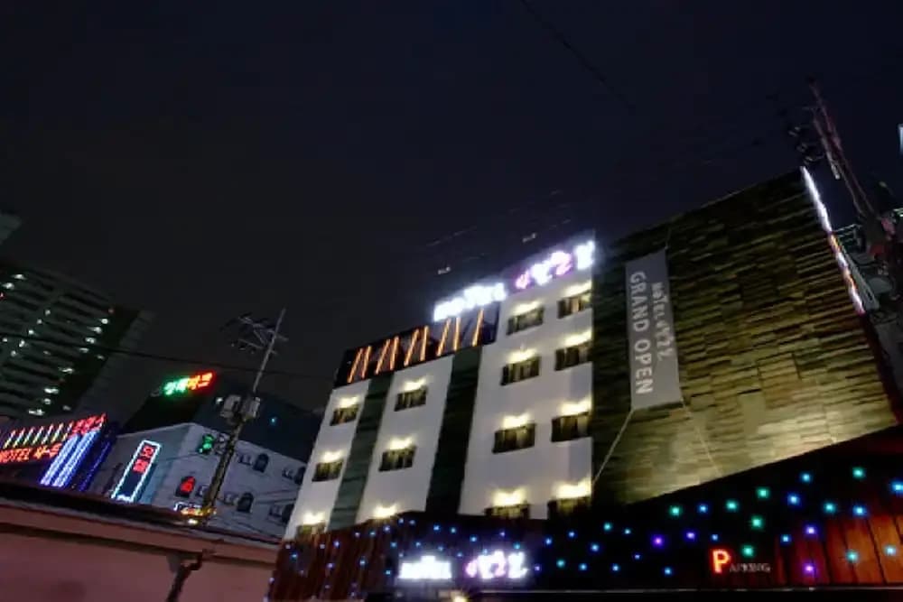 HOTEL April 2nd - photo 1