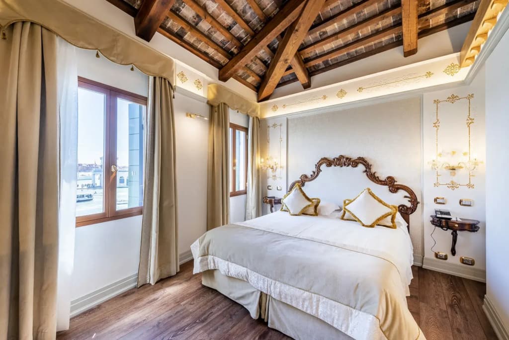 Hotel Monaco & Grand Canal - photo 12