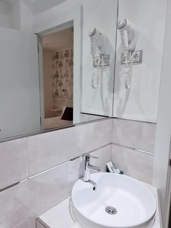 Hostal Met Madrid - photo 8