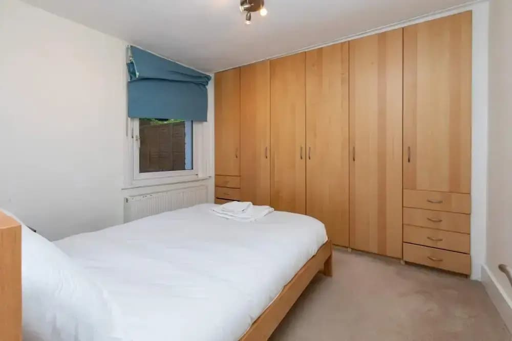 Spacious 1BD Flat w/ Garden - Hammersmith! - photo 3