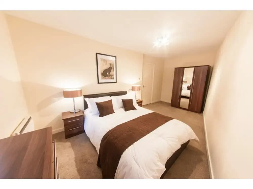Bright, Classy 2BR Riverside Flat for 4 - photo 3