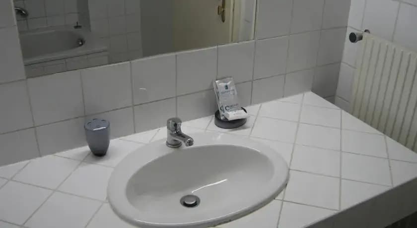 Carlton Suites - photo 8